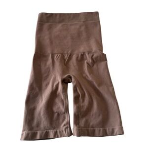 SKIMS Women’s Beige  Everyday Sculpt Mid-Thigh Shorts SZ Small